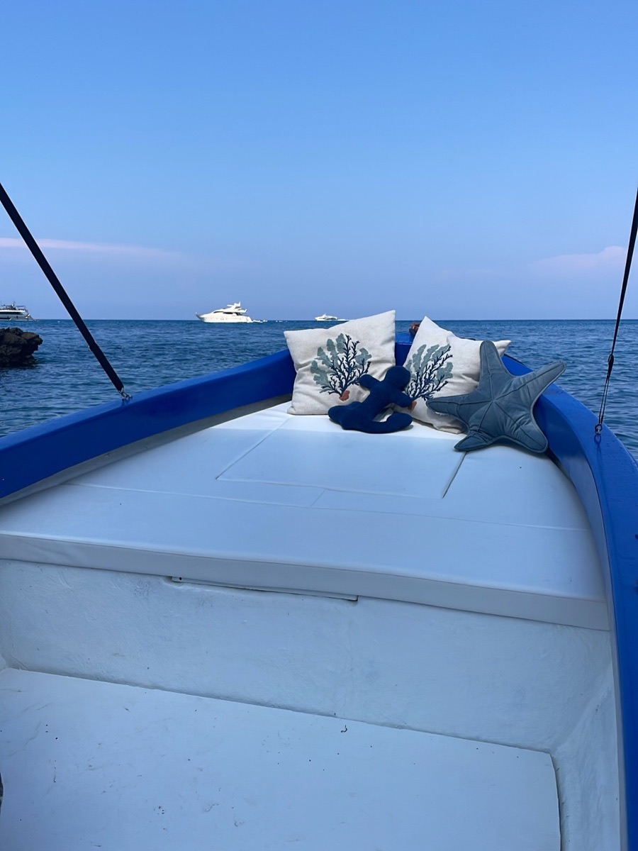 Prua della barca con cuscini al tramonto